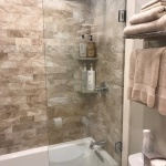 Hinged tub splash panel